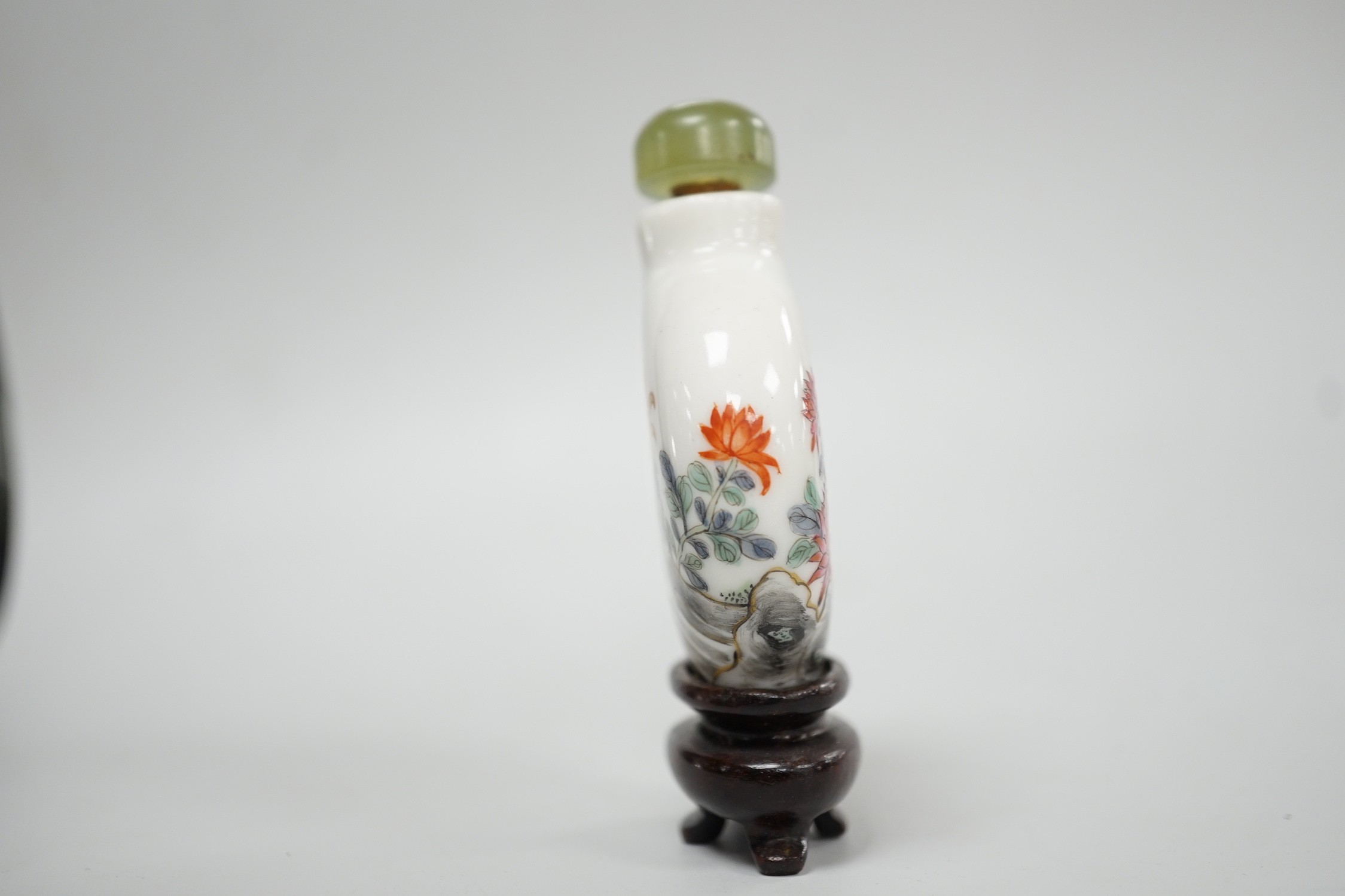 A Chinese famille rose snuff bottle, decorated with birds and rockwork, three character mark, 5cm